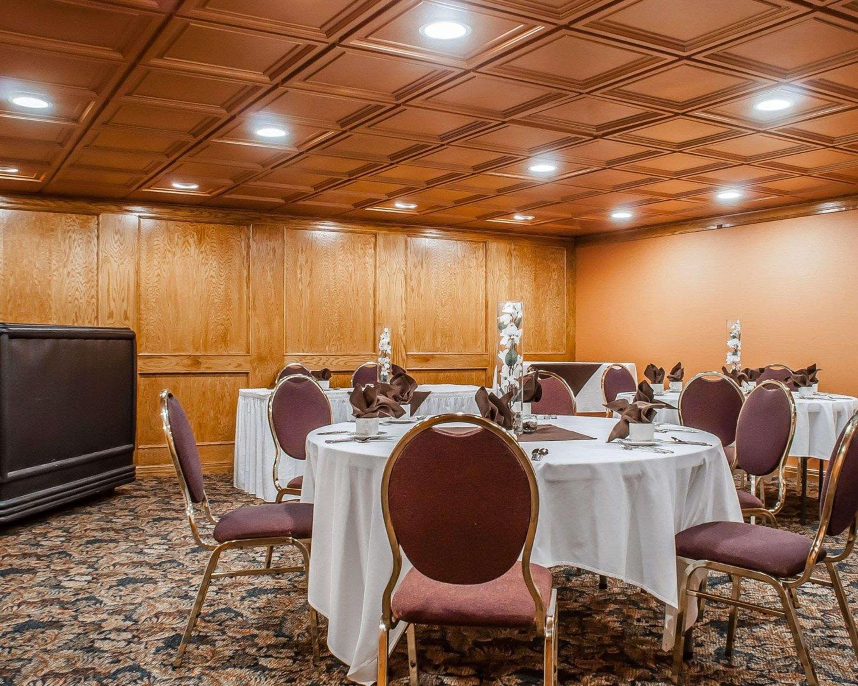 Quality & At The Falls Hotel 3*